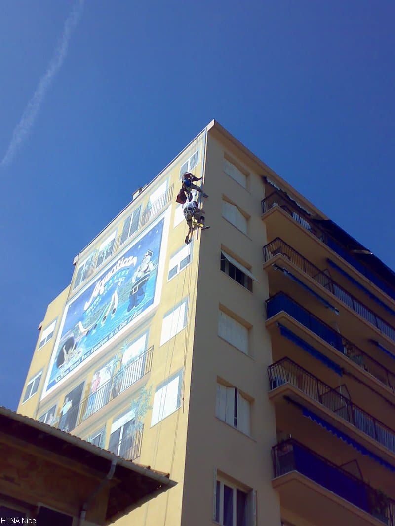 Mise en place de toile publicitaire